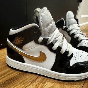 Jordan Kids Sneakers Black White Gold mids